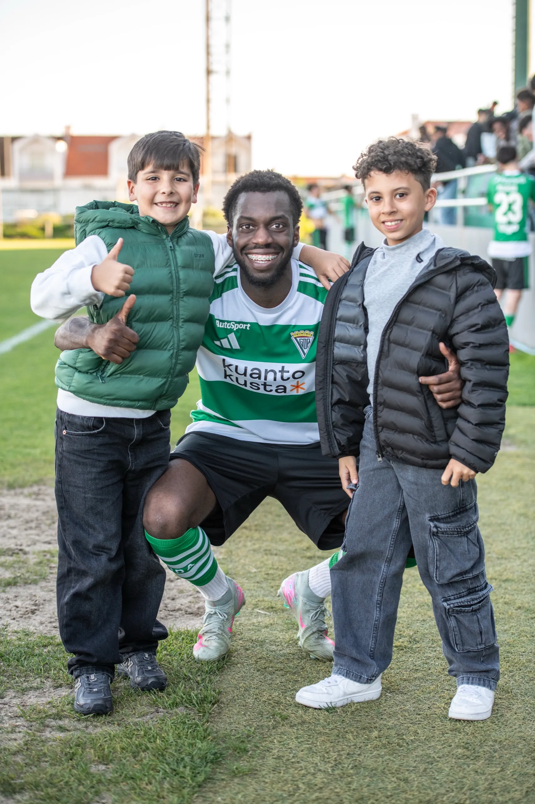 Nach dreizehn Jahren zurück im Campeonato de Portugal — und geblieben. Fünfter Platz, einundvierzig Punkte, Klassenerhalt gesichert in der ersten Saison zurück. Die Rückkehr ist geschafft. Jetzt bauen wir, was als nächstes kommt.